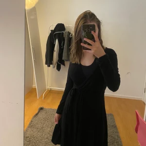 Svart klänning - Den e för stor på mig