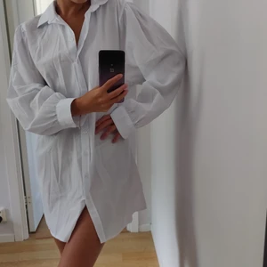 Skjort-klänning - Skjort-klänning från Chiquelle. Så fin med detaljer på ärmarna men tyvärr har den inte kommit till användning. Lappen sitter kvar.  Perfekt att ha som den är, eller dra över bikinin som strandklänning. Går att klä upp och klä ner.