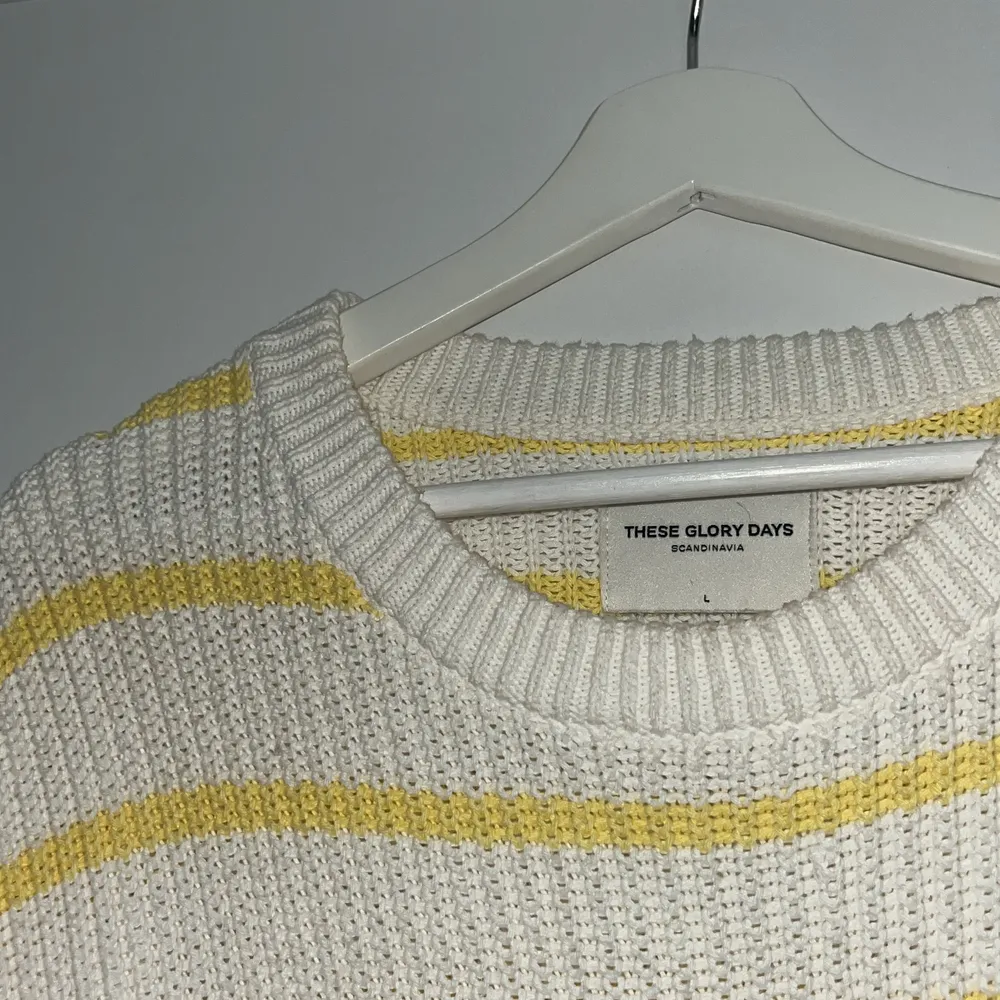 En vit stickad tröja med gula ränder i storlek L, säljes pga för stor. Använd väldigt fåtal gånger, 249 eller bud! Köpte för 599 på rea. Tröjor & Koftor.
