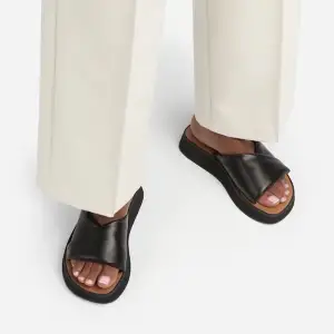 Sandaler från Flattered. Äkta läder. Storlek 37, oanvända!! Sommarens snyggaste sandaler. Nypris 2200 kr!