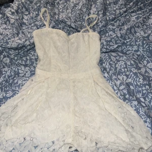 vit playsuit/jumpsuit - Smalare passform, bra skick, sitter gulligt men säljer för att jag behöver pengar, står inte för frakt❤️