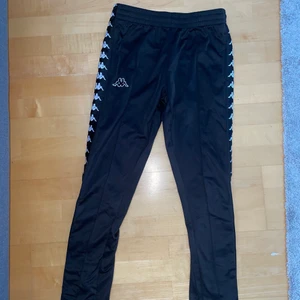 Kappa byxor  - Säljer nu ett par svarta kappa byxor då dem tyvärr inte kommer till användning. Använda ca 2 gånger så byxorna är i nyskick.  Köparen står för frakten. Först till kvarn 