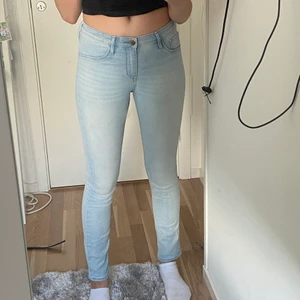 H&m skinny fit jeans - Jag är 169 och brukar ha S  Vid köp skriv i chatten