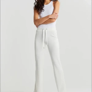  Söker vita Gina Tricot mjukis byxor - Hej! Jag söker ett par vita Gina tricot mjukis byxor i storlek xxs-xs. Om du säljer några kontakta gärna mig då.