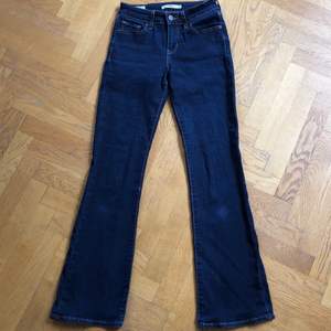 Levi’s jeans, modell 715 Bootcut, mörkblå, lågmidjade, storlek W25 L30 (bra längd för mig som är 167cm och storlek S, kan passa XS också), bra skick. 