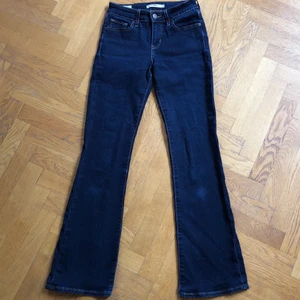 Levi’s jeans 715 Bootcut - Levi’s jeans, modell 715 Bootcut, mörkblå, lågmidjade, storlek W25 L30 (bra längd för mig som är 167cm och storlek S, kan passa XS också), bra skick. 