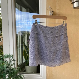 Kjol - Söt kjol från hm som från början är en medium men som sytts in för att passa en small. 