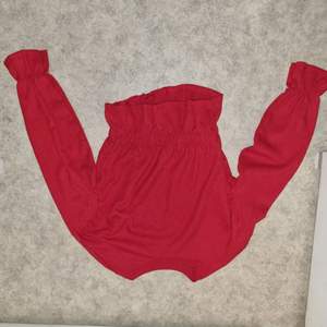 Den röda tröjan är ifrån amisu som är väldigt tunn och är utsvängd vid armarna.