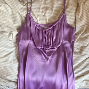 Lila långklänning  - Jättefin långklänning som tyvärr inte kommer till användning :( 