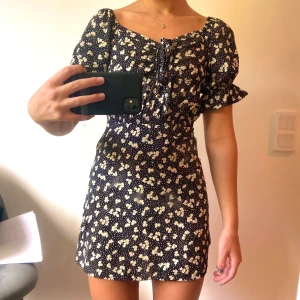 Blommig klänning  - Säljer denna superfina klänning från boohoo i storlek XXS men passar även XS och jag som vanligtvis har S kommer även i den då det är resorband tyo överallt💗