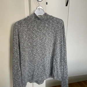 Höghalsad tröja - Höghalsad, tunn tröja från HM, säljer då den är för liten för mig nu. Det har varit min favorittröja då den varit perfekt att ha på sig under alla årstider.