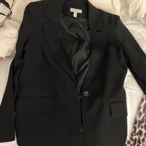 Säljtråd - Sälj tråd swipa för att se resten av plaggen! 150kr styck kavaj från H&M storlek S. Better bodies träningsbyxor s M. GRATIS FRAKT VID KÖP AV 2 plagg finns fler på min sida