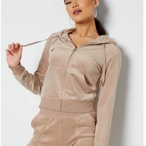 Juicy couture  - Säljer mitt nya beige juicy couture sätt som är för stort för mig. Vill bah bli av med det 