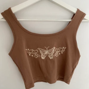 Brun topp XS - Otroligt gullig och fin topp✨ men som tyvärr inte kommer till användning. Knappt använd och inga defekter., lite ljusare brun i verkligheten🤎