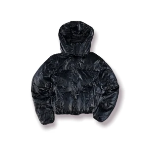 Jacka från Pull and Bear - Välanvänd croppad jacka från Pull and Bear. Den har en avtagbar luva och två fickor.  Jackan är i ett regn tåligt material i Storlek S/26