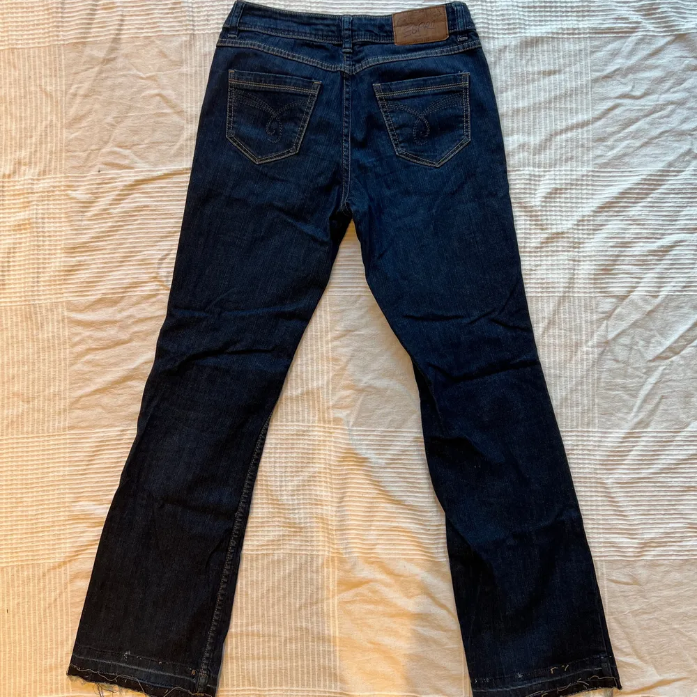 Low waist bootcut jeans från Esprit. Jeansen är mörkblå, har bra kvalitet och är aldrig använda. Byxorna säljs pga. de är för små för mig (176 cm).   Kontakta mig för mer info och bilder💕 Frakt tillkommer!! . Jeans & Byxor.