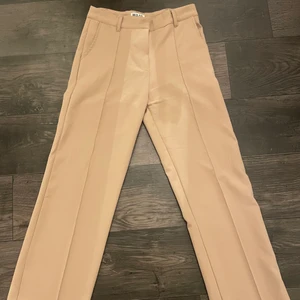 Beiga kostymbyxor från Madlady - Säljer mina nästan oanvända kostymbyxor från madlady. Säljer då dom inte kommer till användning pga för stora.. mycket bra skick. Köparen står för frakten. Köpt för 549kr säljer för 250