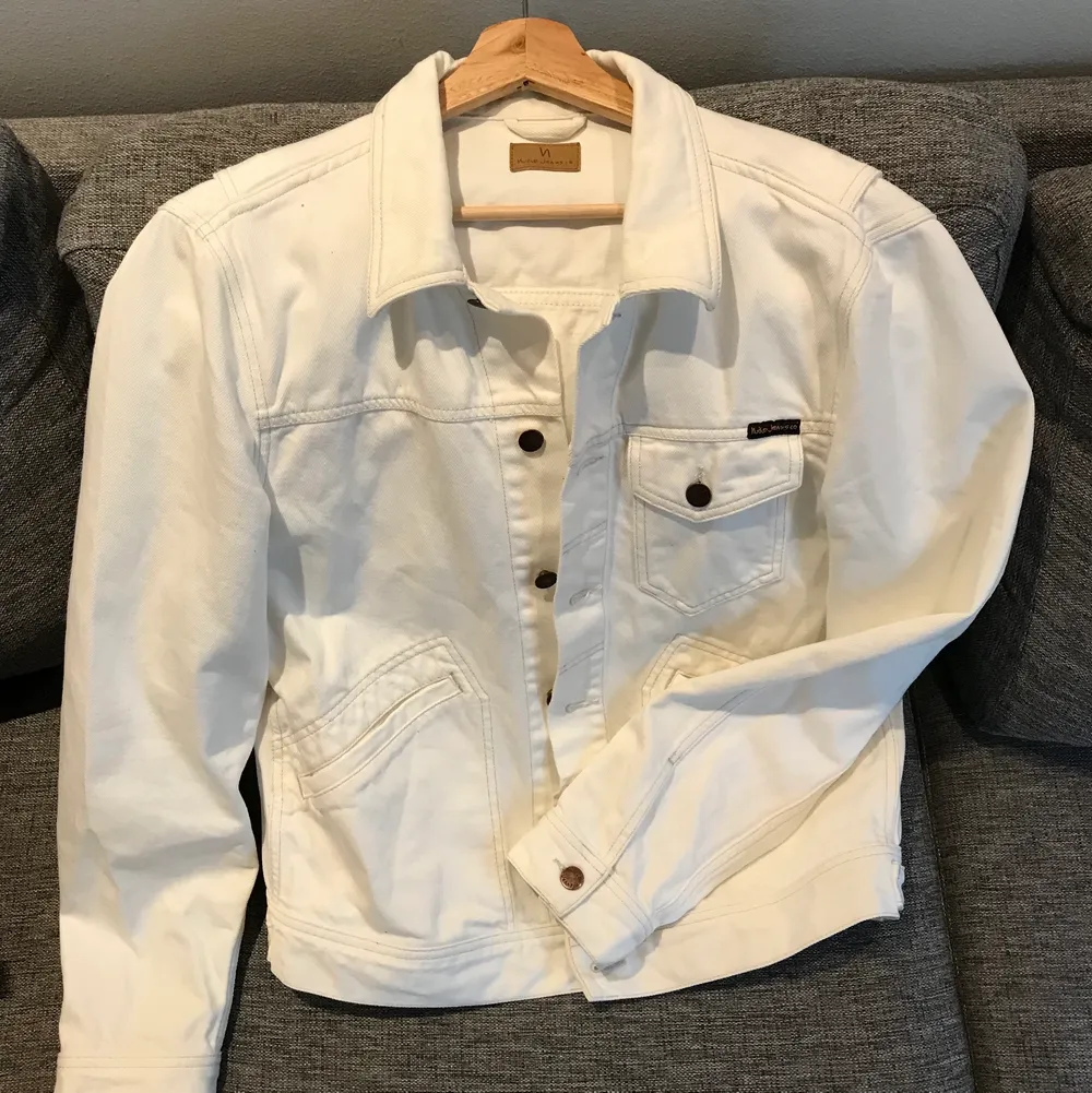 Mycket sparsamt använd jeansjacka från Nudie Jeans säljes. Den är inte kritvit utan mer off-white.   Nypris ca 2000:-. Jeans & Byxor.