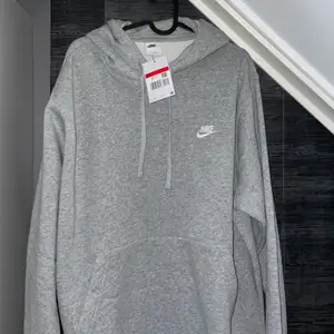 Nike hoodie bara testad, köpte den men testade hemma men den passa ej så säljer den istället billigare. Frakt står för köparen, DM om du har frågor o är intresserad!