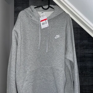 Nike hoodie - Nike hoodie bara testad, köpte den men testade hemma men den passa ej så säljer den istället billigare. Frakt står för köparen, DM om du har frågor o är intresserad!