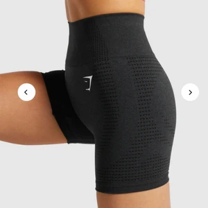 Gymshark shorts  - Gymshark shorts, vital seamless kollektionen. Är i nyskick knappt använda då de tyvärr blev för små för mig! Tyvörr har en del av loggan åkt av, syns i sista bilden, annars helt felfria🥰🥰