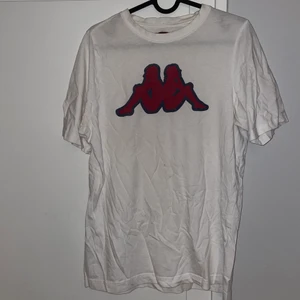 Vit kappatisha - småfläckig framtill. skrynklig men det är bara att tvätta eller stryka. frakt ej inkl i priset. trycket något nött. 