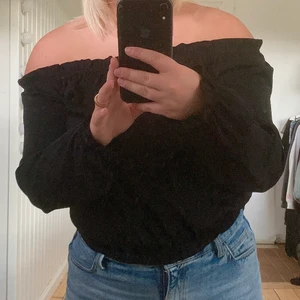 Offshoulder topp - Jättefin offshoulder topp från BikBok i storlek S! Endast använd vid fåtal tillfällen därav väldigt bra skick. Köparen står för frakten!