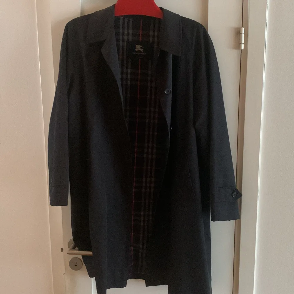 Burberry trenchcoat som är äkta och i fint skick! Står inget om storlek men skulle säga 42-44 och att den är unisex :). Jackor.