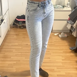 Jeans  - Ljusa jeans, väldigt fina😍 sitter jätte bra både vid midjan och rumpan👌. Säljer de för jag har många i liknande stil. Jag har använt de typ 2 gånger☺️