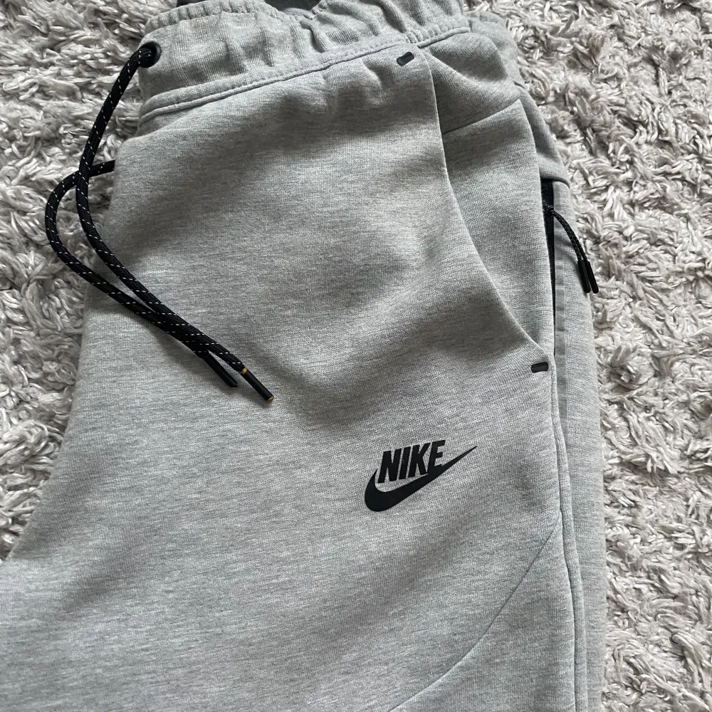 Säljer Nike Tech byxor i storlek xs. Dm för mer info!. Jeans & Byxor.