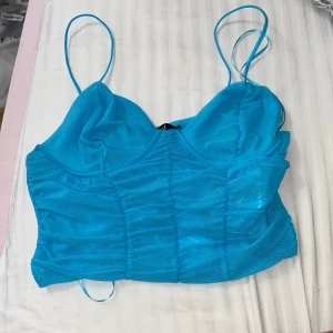 Ny blå topp - En helt ny blå topp som är från Gina Tricot. Nypris:199kr. Toppen är kort och är jättefin. Säljer då jag köpte fel storlek och kunde inte returnera. Storleken är S men passar även de som har XS. Köparen står för frakten ❤️