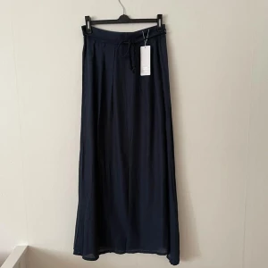 Lång blå kjol - Helt ny Lång mörkblå kjol i storlek S. Köpte för 430kr men säljer för 99kr💙 