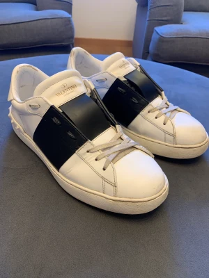 Valentino skor - Valentino skor i fint skick! Storlek 41 men sitter mer som 42/42.5. Skorna är använda lite mer som sagt fortfarande i bra skick. Dyrt inköp.  Finns i centrala Stockholm 