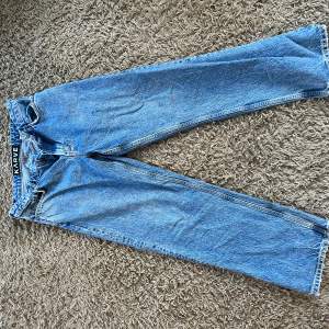 Detta är ett par Karve jeans som har använts mycket när jag har skateat. De är loose fit och därav baggy.