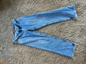 Loose fit Jeans - Detta är ett par Karve jeans som har använts mycket när jag har skateat. De är loose fit och därav baggy.