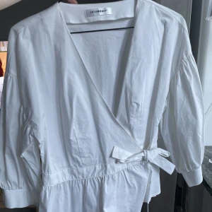 Skjorta/blus från co’couture - En jättefin skjorta från co’couture. Anständig endast 1 gång då den tyvärr var lite för stor. Storlek M. Säljer för 400kr