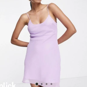 Lila klänning - klänning. Jättefin men köpte i två storlekar. Oanvänd