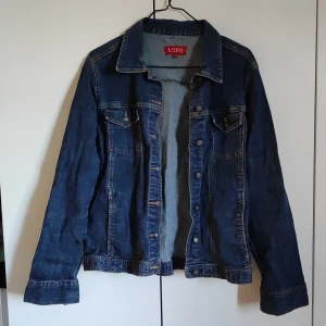 Jeansjacka  - Hel och fin. Tunn i materialet. Stretch. 96% bomull. 4% elastan 