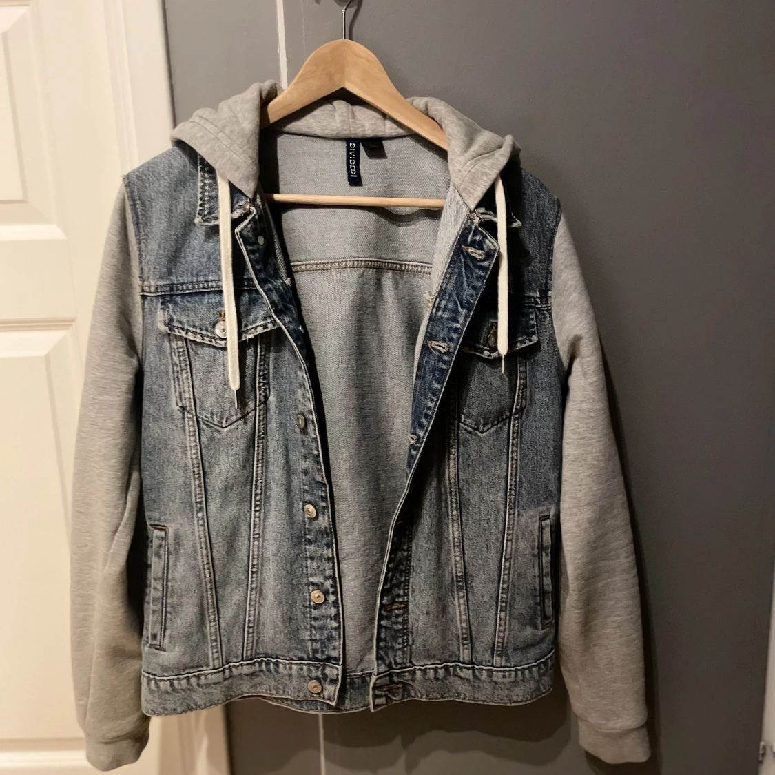 Jeansjacka med grå ärmar