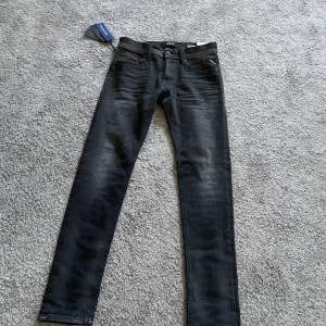 Säljer nu mina helt nya replay jeans i 29/30 perfekt svart färg, inte för breda eller för tajta. Nypris ligger på 1800kr säljer för 500
