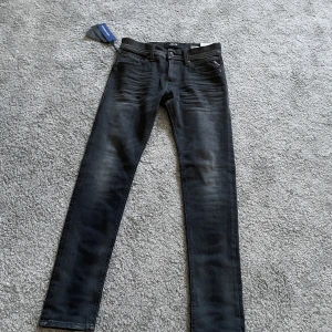 Replay reans - Säljer nu mina helt nya replay jeans i 29/30 perfekt svart färg, inte för breda eller för tajta. Nypris ligger på 1800kr säljer för 500