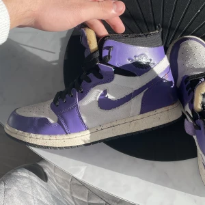 Jordan 1 zoom lilla  - Säljer mina skor för att jag inte har använt dem så mycket, dem är i bra skicka och inga skador, Storlek 42 Kan skickas och mötas upp i Tyringe  Priset är inte hugget  