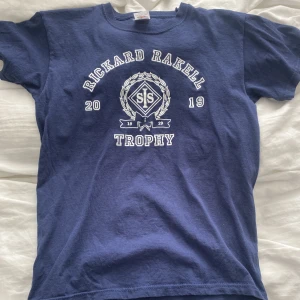 Fruit Of The Loom Marinblå tshirt  - Fruit Of The Loom tshirt - passar inte, den är smal för mig. Sitter lite tight.