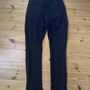 Oscar Jacobsson byxor - Ett par riktigt sköna byxor från Oscar Jacobsson i modellen Nolan. Byxorna är av ett mjukt material men ser ut som kostymbyxor. Riktigt feta till många outfits. Nypris: 900kr  Pris är diskuterbart 