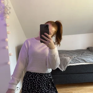 Stickad tröja - Säljer denna suupermjuka tröja från Gina Tricot då jag inte använder den längre.  Frakt tillkommer!🫶🏼