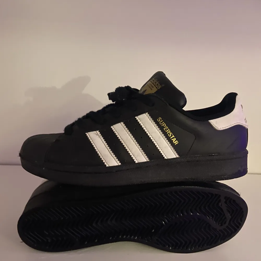  Adidas Superstar i storlek 40🔥 Perfekta skor att skatea i. Sulan är i väldigt bra skick som man kan se på bilden, men De är tyvärr creasade vid sidorna av tårna, men det är inget man tänker på. Priset är ej hugget i sten 🪨 ❕köparen står för frakt❕. Skor.