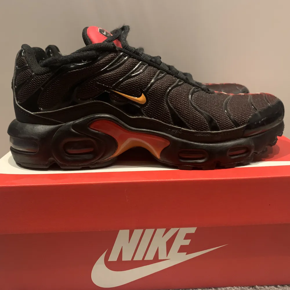 Ett par jättefräscha Nike air max tn, i den limiterade färgen black/magma orange. Originalkvitto från footlocker finns.. Skor.