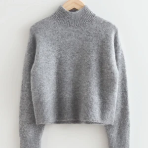 Other Stories tröja sweater ull  - Säljer min Other stories tröja (som cos, arket )  8/10 condition  det finns ett litet hål, jag skickar ett foto i meddelanden