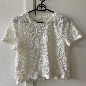 Spetstopp - Fin topp i spets som inte kommer till användning längre💕 Inga fläckar och är liten i storleken, passar bra på mig som är S/M😊