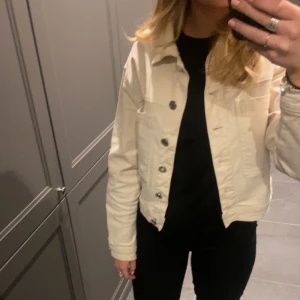 Beige jeansjacka  - Jätte fin jeans jacka som är sparsamt använd säljer för att den blivit lite för kort i armarna 200+ frakt💓